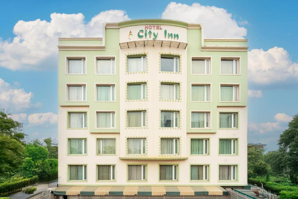 🏨 Hotel & Rooms